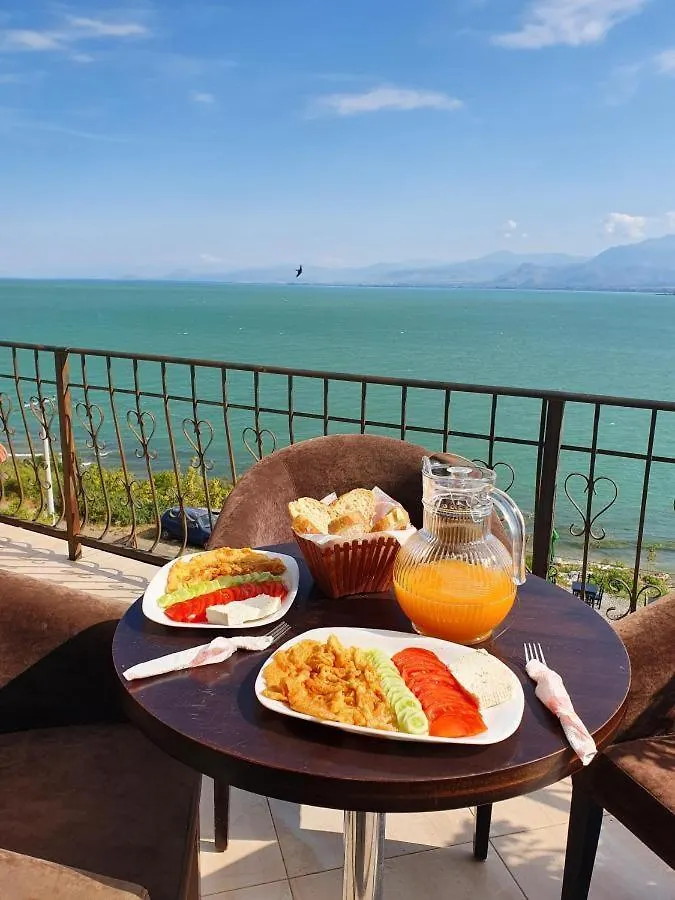 Guest house Lakefront House Shiroka