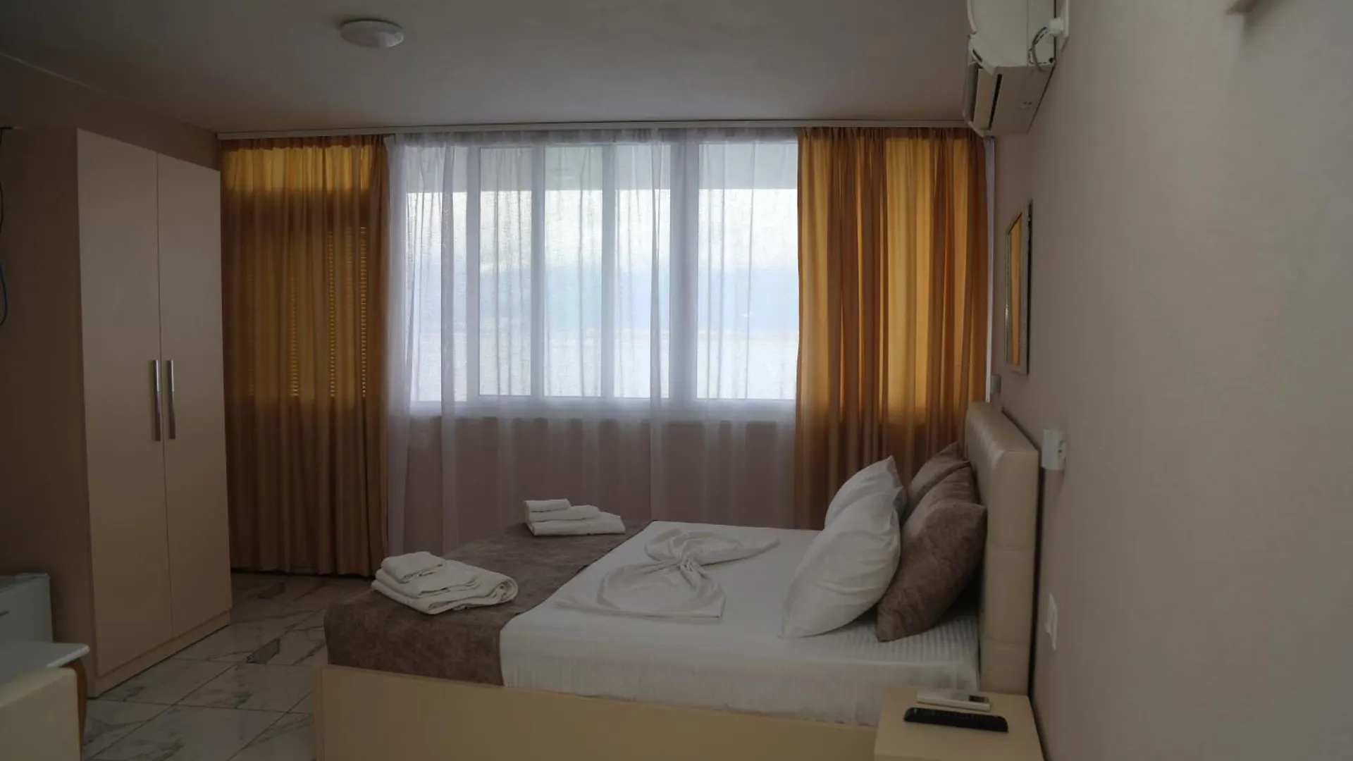 Lakefront House Široka بيت ضيافة