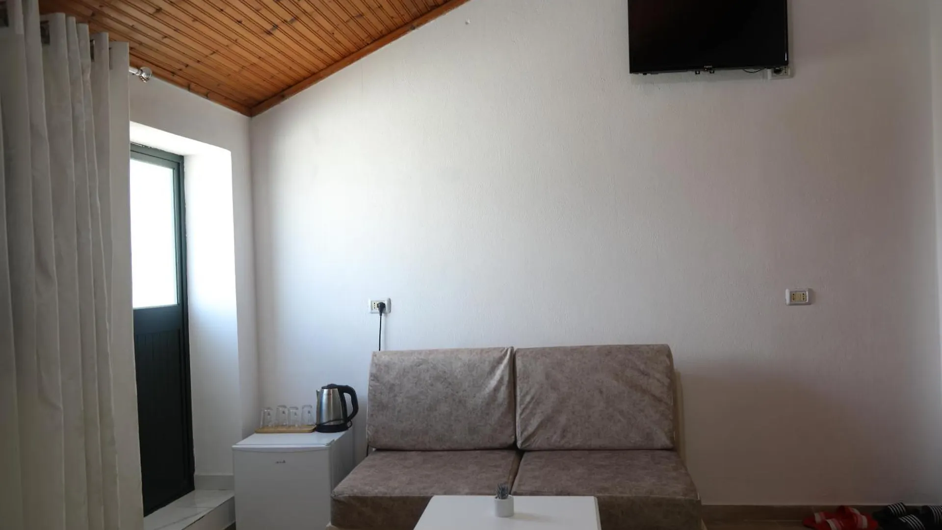 Guest house Lakefront House Shiroka