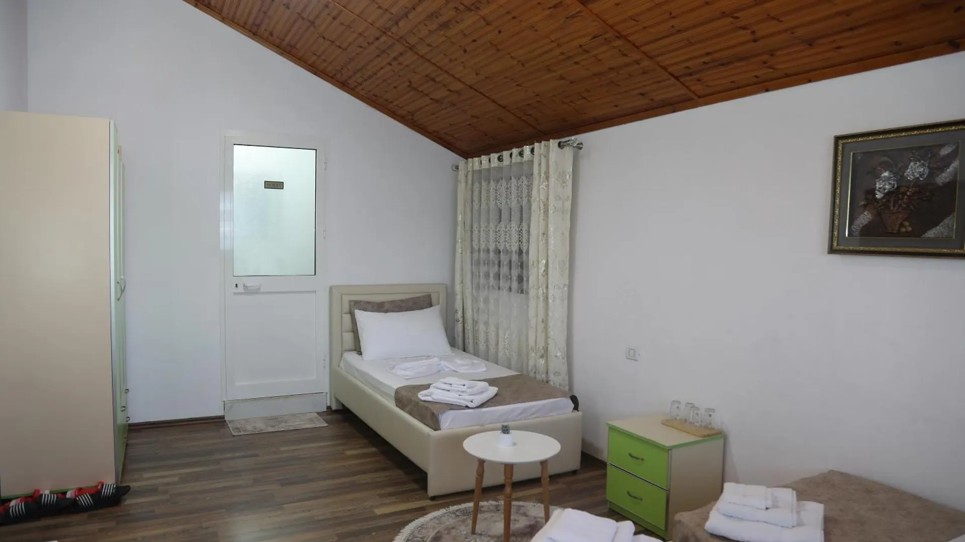 Pensión Lakefront House Široka