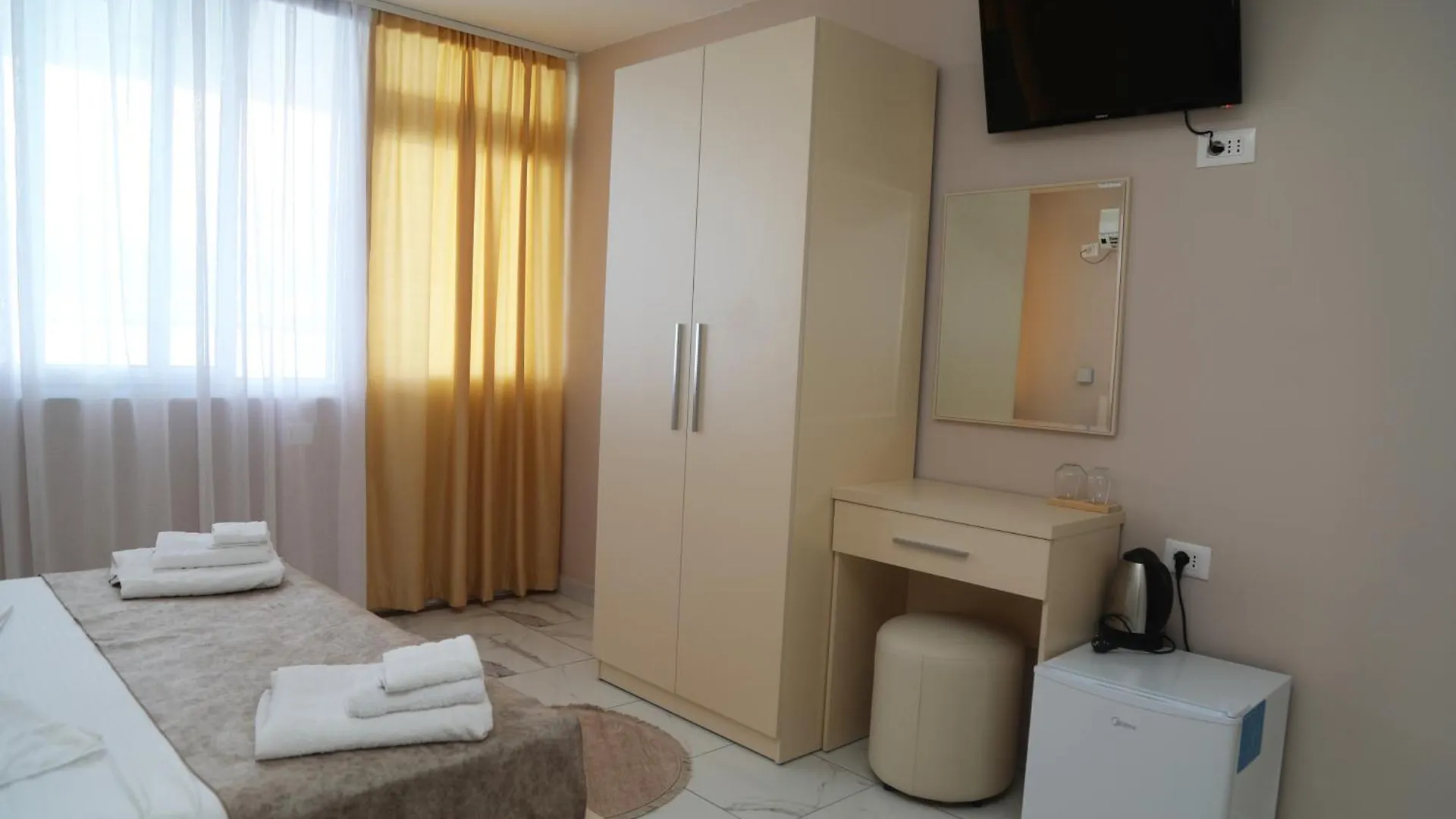 Lakefront House Shiroka Guest house